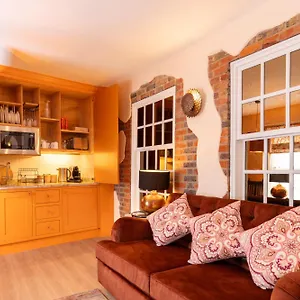 Inn At Number 16 - The Jolly Coopers, Hampton